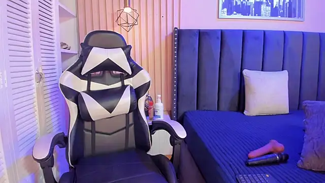 Snapshot of ashlye_miller_ chatting on 01/07/26, 04:28 ashlye miller online show from 01/07/26, 04:28