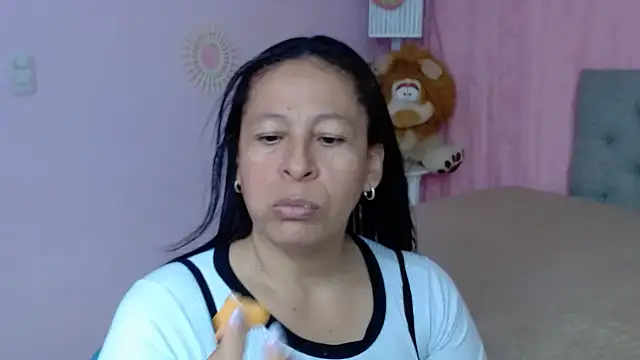 Snapshot of mature_martina chatting on 10/13/25, 07:48 mature martina online show from 10/13/25, 07:48