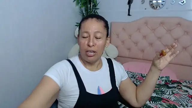 Snapshot of mature_martina chatting on 09/25/25, 11:00 mature martina online show from 09/25/25, 11:00