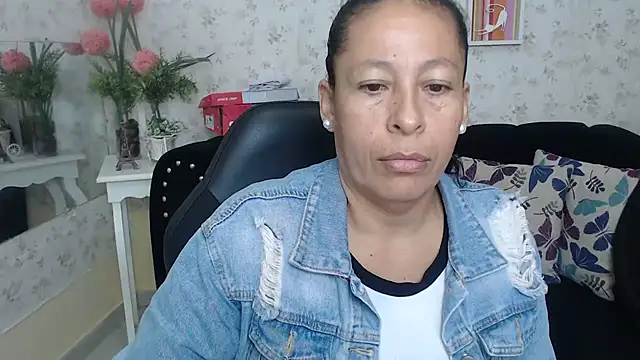 Snapshot of mature_martina chatting on 03/21/25, 12:06 mature martina online show from 03/21/25, 12:06