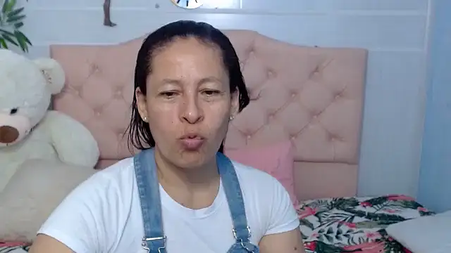 Snapshot of mature_martina chatting on 09/09/25, 10:41 mature martina online show from 09/09/25, 10:41
