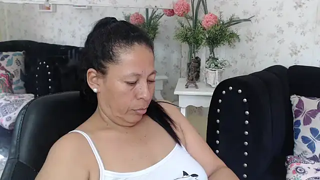 Snapshot of mature_martina chatting on 03/17/25, 09:24 mature martina online show from 03/17/25, 09:24