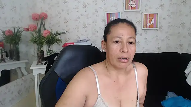 Snapshot of mature_martina chatting on 03/21/25, 06:18 mature martina online show from 03/21/25, 06:18