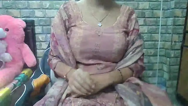 Snapshot of Sexy_iknoor chatting on 10/20/25, 04:36 Sexy iknoor online show from 10/20/25, 04:36