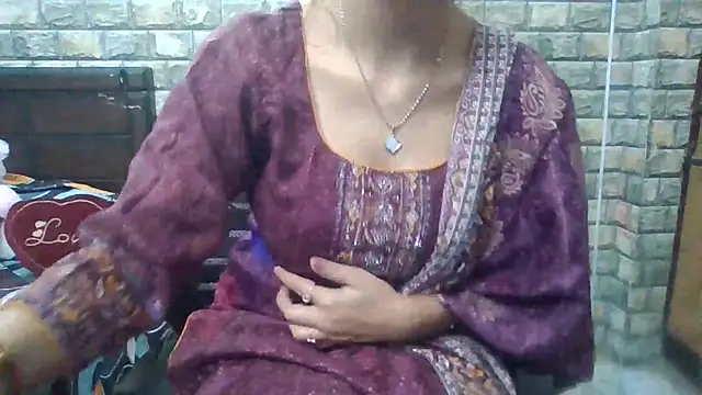 Snapshot of Sexy_iknoor chatting on 11/13/25, 04:38 Sexy iknoor online show from 11/13/25, 04:38