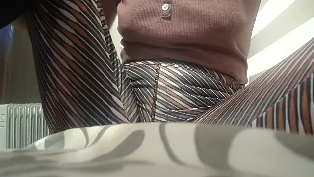 Snapshot of Web_Lady chatting on 09/28/25, 05:09 Web Lady online show from 09/28/25, 05:09