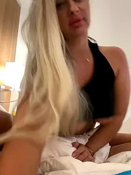 Denisse Perry online show from 11/25/25, 02:34