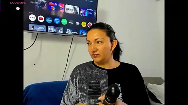 Snapshot of Angelblue_ chatting on 06/01/26, 01:44 Angelblue online show from 06/01/26, 01:44