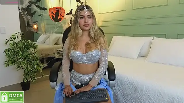 Snapshot of kataliina__ chatting on 10/31/25, 12:02 kataliina online show from 10/31/25, 12:02