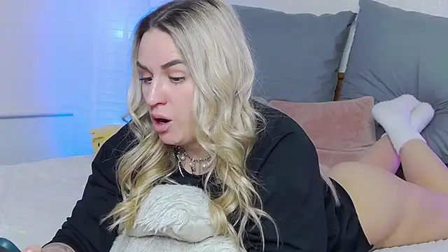 SofiJames online show from 03/06/25, 10:20