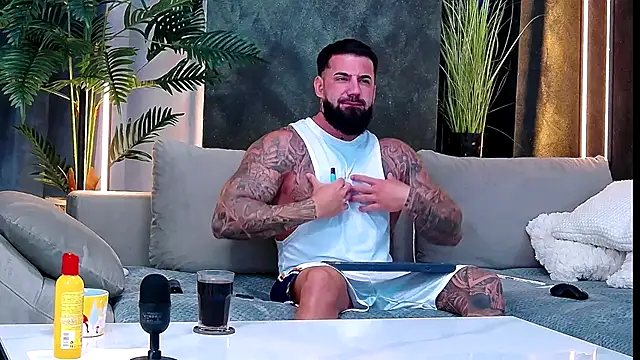 Snapshot of masterkingofmusclee chatting on 10/07/25, 08:21 masterkingofmusclee online show from 10/07/25, 08:21