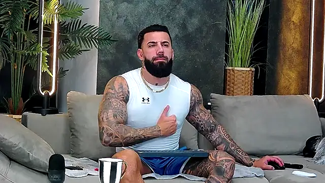 Snapshot of masterkingofmusclee chatting on 11/26/25, 09:26 masterkingofmusclee online show from 11/26/25, 09:26