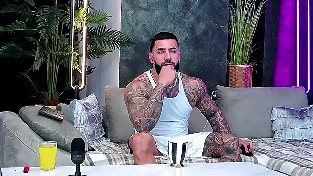 Snapshot of masterkingofmusclee chatting on 11/25/25, 08:53 masterkingofmusclee online show from 11/25/25, 08:53