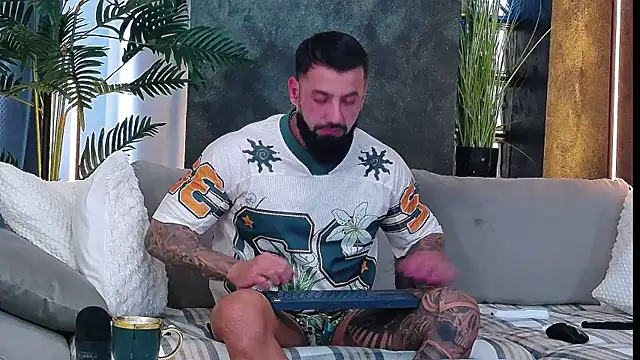 Snapshot of masterkingofmusclee chatting on 10/16/25, 08:22 masterkingofmusclee online show from 10/16/25, 08:22