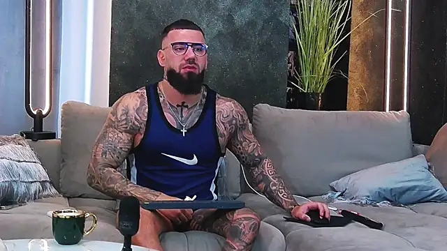 Snapshot of masterkingofmusclee chatting on 03/17/25, 07:13 masterkingofmusclee online show from 03/17/25, 07:13