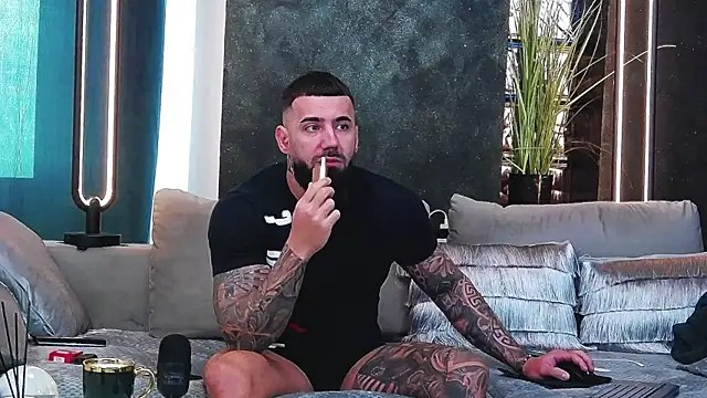 Snapshot of masterkingofmusclee chatting on 02/14/25, 06:34 masterkingofmusclee online show from 02/14/25, 06:34