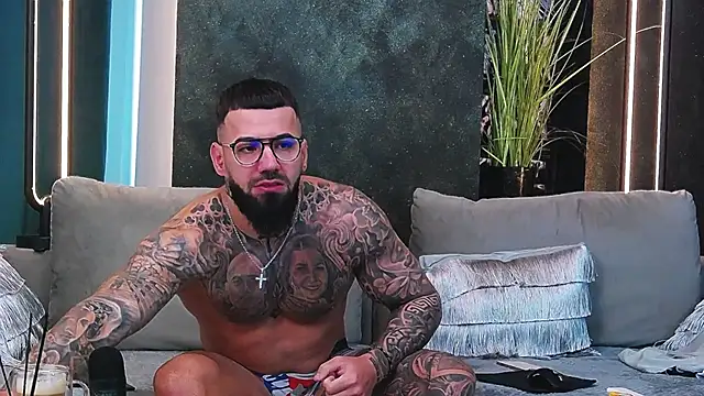 Snapshot of masterkingofmusclee chatting on 03/03/25, 06:20 masterkingofmusclee online show from 03/03/25, 06:20