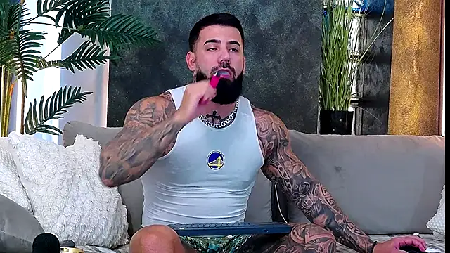 Snapshot of masterkingofmusclee chatting on 10/15/25, 10:12 masterkingofmusclee online show from 10/15/25, 10:12