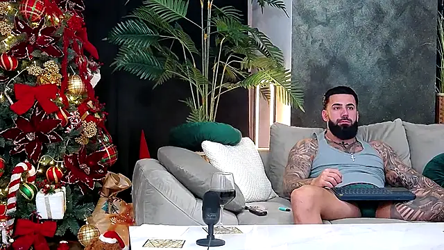 Snapshot of masterkingofmusclee chatting on 12/17/25, 09:53 masterkingofmusclee online show from 12/17/25, 09:53