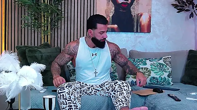 Snapshot of masterkingofmusclee chatting on 06/16/26, 08:36 masterkingofmusclee online show from 06/16/26, 08:36