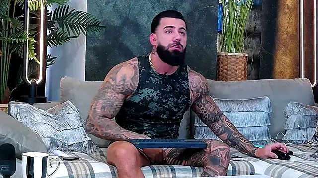 Snapshot of masterkingofmusclee chatting on 11/18/25, 07:33 masterkingofmusclee online show from 11/18/25, 07:33