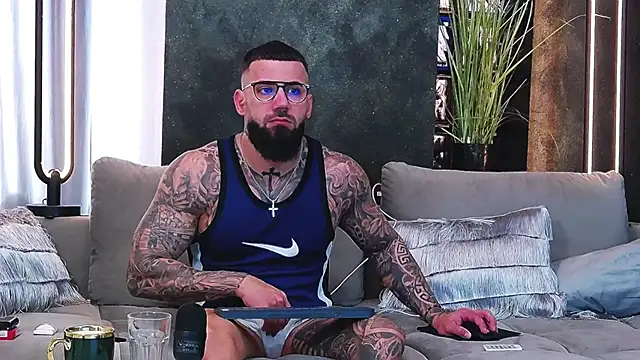 Snapshot of masterkingofmusclee chatting on 03/18/25, 08:39 masterkingofmusclee online show from 03/18/25, 08:39