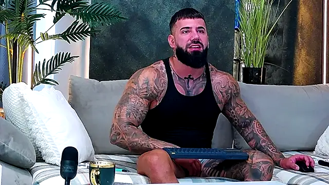 Snapshot of masterkingofmusclee chatting on 09/10/25, 07:40 masterkingofmusclee online show from 09/10/25, 07:40