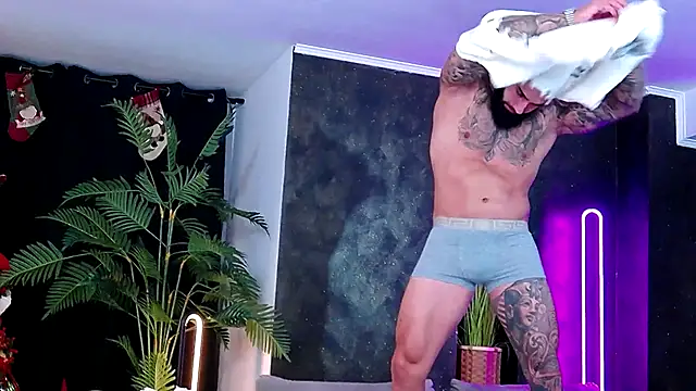 Snapshot of masterkingofmusclee chatting on 12/02/25, 09:38 masterkingofmusclee online show from 12/02/25, 09:38