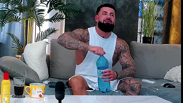 Snapshot of masterkingofmusclee chatting on 10/09/25, 11:33 masterkingofmusclee online show from 10/09/25, 11:33