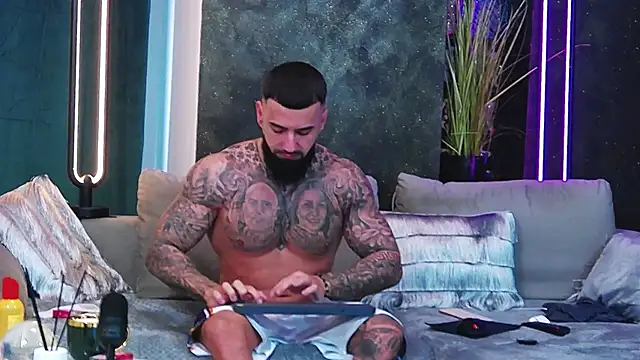 Snapshot of masterkingofmusclee chatting on 02/12/25, 06:29 masterkingofmusclee online show from 02/12/25, 06:29