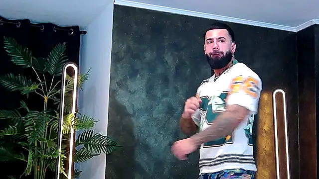 Snapshot of masterkingofmusclee chatting on 11/11/25, 07:36 masterkingofmusclee online show from 11/11/25, 07:36