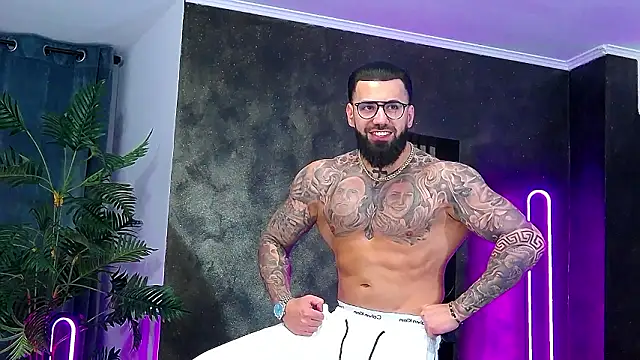 Snapshot of masterkingofmusclee chatting on 02/03/26, 08:58 masterkingofmusclee online show from 02/03/26, 08:58