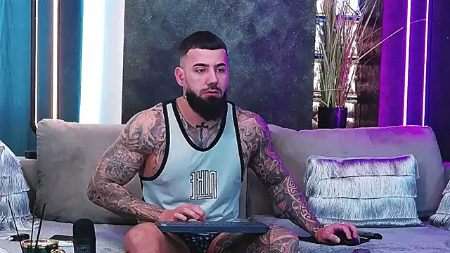 Snapshot of masterkingofmusclee chatting on 02/24/25, 06:49 masterkingofmusclee online show from 02/24/25, 06:49