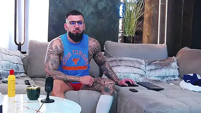 Snapshot of masterkingofmusclee chatting on 03/20/25, 07:47 masterkingofmusclee online show from 03/20/25, 07:47