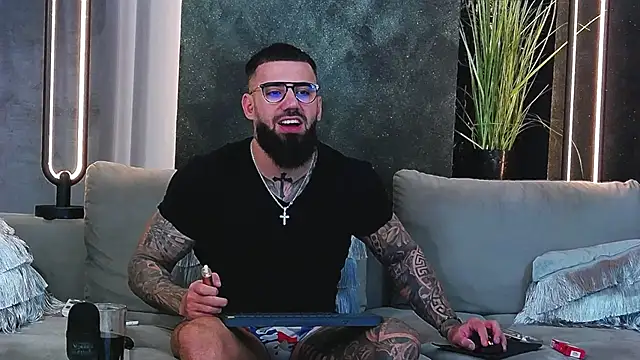 Snapshot of masterkingofmusclee chatting on 03/13/25, 10:10 masterkingofmusclee online show from 03/13/25, 10:10