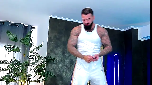 Snapshot of masterkingofmusclee chatting on 10/01/25, 06:51 masterkingofmusclee online show from 10/01/25, 06:51