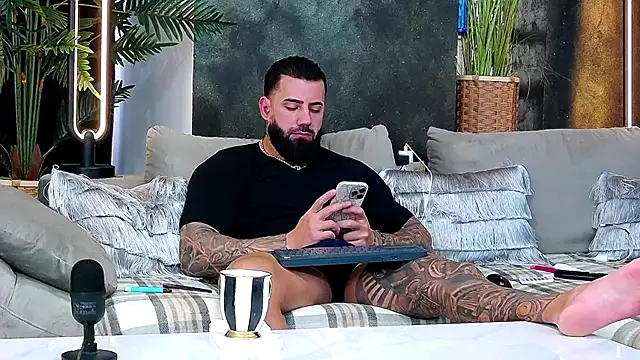 Snapshot of masterkingofmusclee chatting on 11/17/25, 07:56 masterkingofmusclee online show from 11/17/25, 07:56