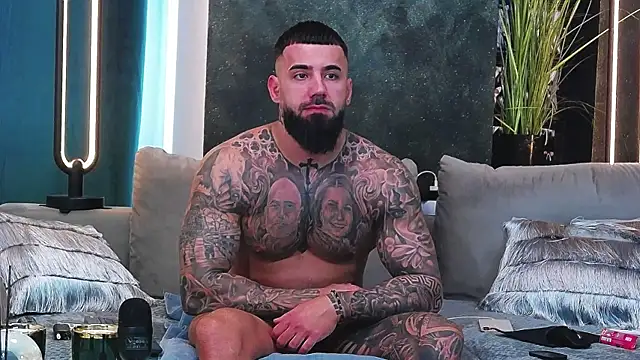 Snapshot of masterkingofmusclee chatting on 02/13/25, 01:37 masterkingofmusclee online show from 02/13/25, 01:37