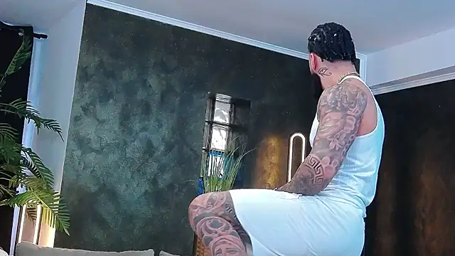 Snapshot of masterkingofmusclee chatting on 12/16/25, 09:57 masterkingofmusclee online show from 12/16/25, 09:57