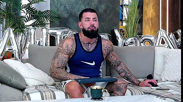 Snapshot of masterkingofmusclee chatting on 10/24/25, 06:45 masterkingofmusclee online show from 10/24/25, 06:45