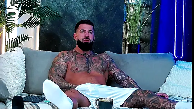 Snapshot of masterkingofmusclee chatting on 09/29/25, 07:37 masterkingofmusclee online show from 09/29/25, 07:37