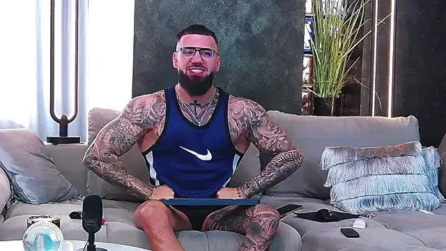 Snapshot of masterkingofmusclee chatting on 03/10/25, 07:22 masterkingofmusclee online show from 03/10/25, 07:22