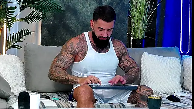 Snapshot of masterkingofmusclee chatting on 10/02/25, 06:39 masterkingofmusclee online show from 10/02/25, 06:39