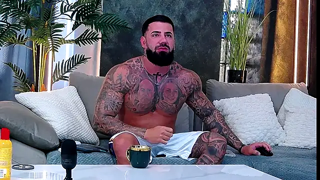 Snapshot of masterkingofmusclee chatting on 10/10/25, 05:41 masterkingofmusclee online show from 10/10/25, 05:41