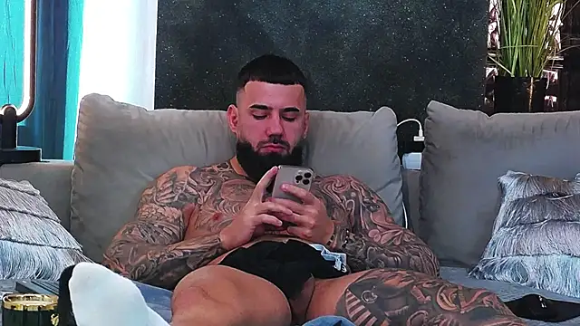 Snapshot of masterkingofmusclee chatting on 02/13/25, 10:02 masterkingofmusclee online show from 02/13/25, 10:02