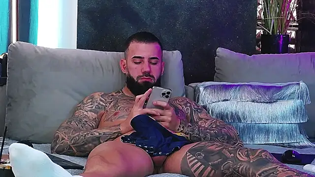 Snapshot of masterkingofmusclee chatting on 02/25/25, 10:15 masterkingofmusclee online show from 02/25/25, 10:15