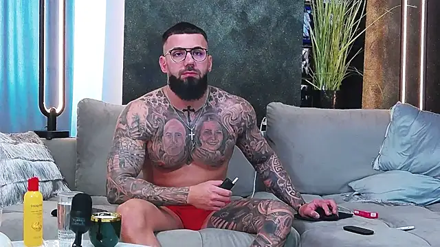 Snapshot of masterkingofmusclee chatting on 03/19/25, 01:07 masterkingofmusclee online show from 03/19/25, 01:07