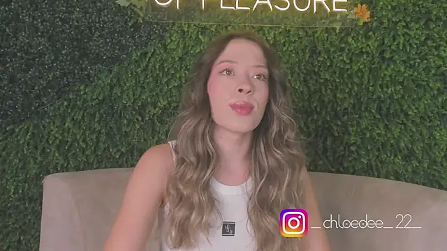 Snapshot of chloe_d chatting on 10/17/25, 11:23 chloe d online show from 10/17/25, 11:23