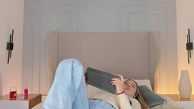 chloe d online show from 04/12/26, 12:30