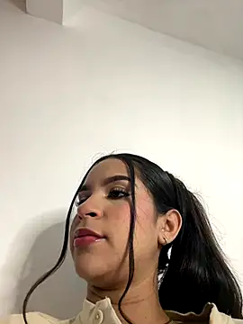 Snapshot of halley5_ chatting on 10/23/25, 11:47 halley5  online show from 10/23/25, 11:47